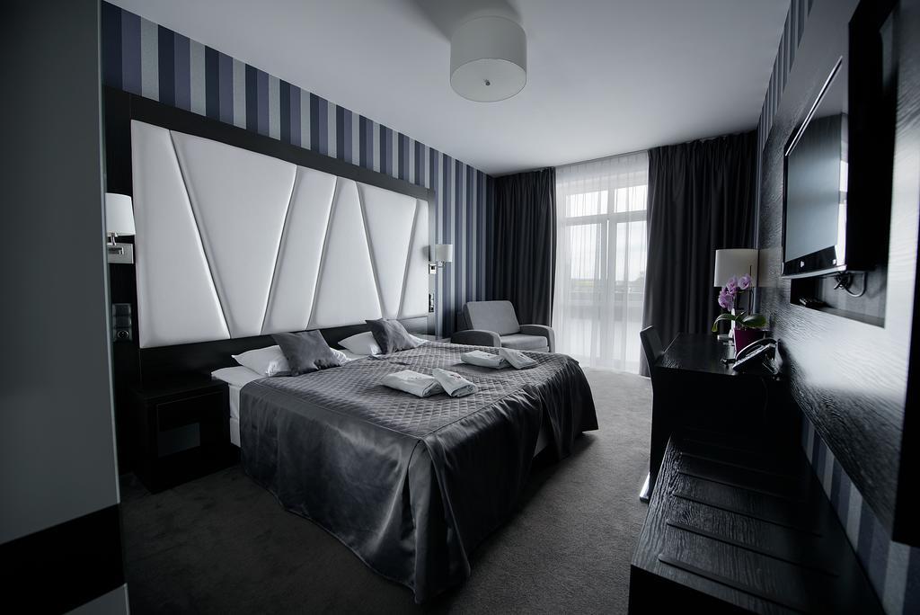 Hotel Grafit Kostomloty Pierwsze Eksteriør billede