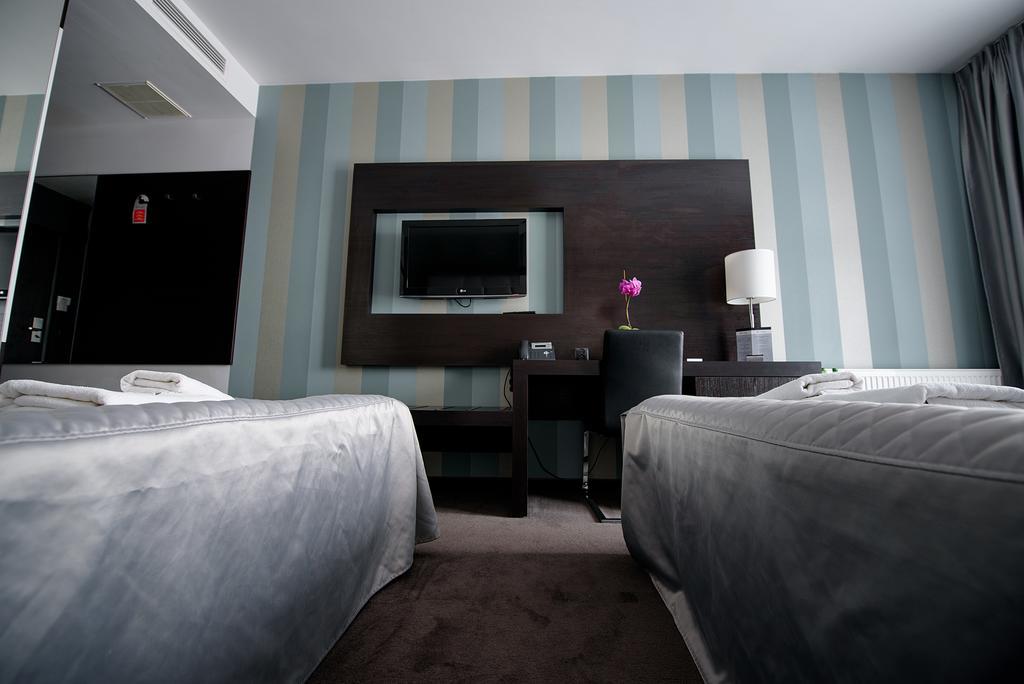 Hotel Grafit Kostomloty Pierwsze Eksteriør billede
