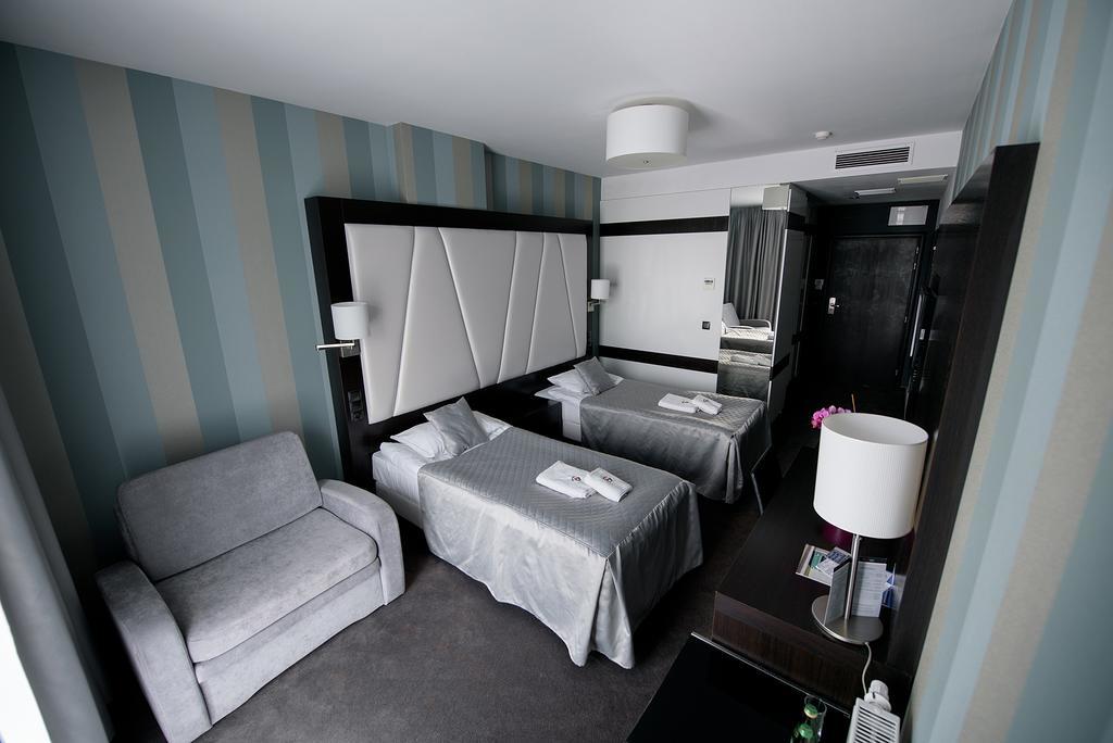 Hotel Grafit Kostomloty Pierwsze Eksteriør billede