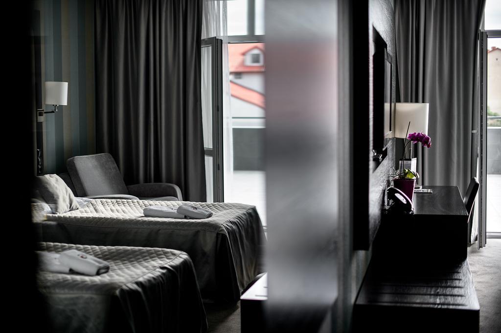 Hotel Grafit Kostomloty Pierwsze Eksteriør billede
