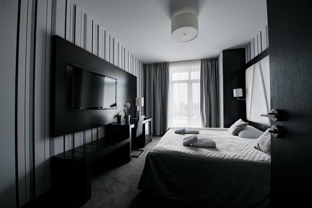 Hotel Grafit Kostomloty Pierwsze Eksteriør billede