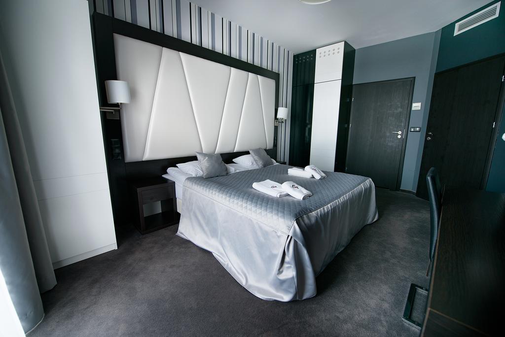 Hotel Grafit Kostomloty Pierwsze Eksteriør billede