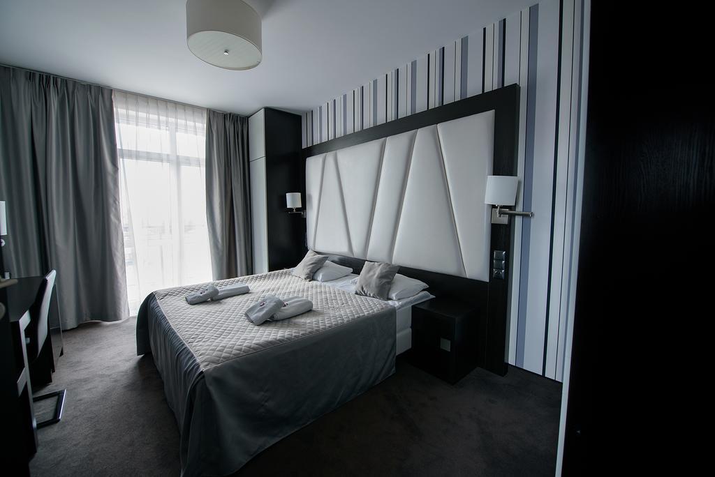 Hotel Grafit Kostomloty Pierwsze Eksteriør billede