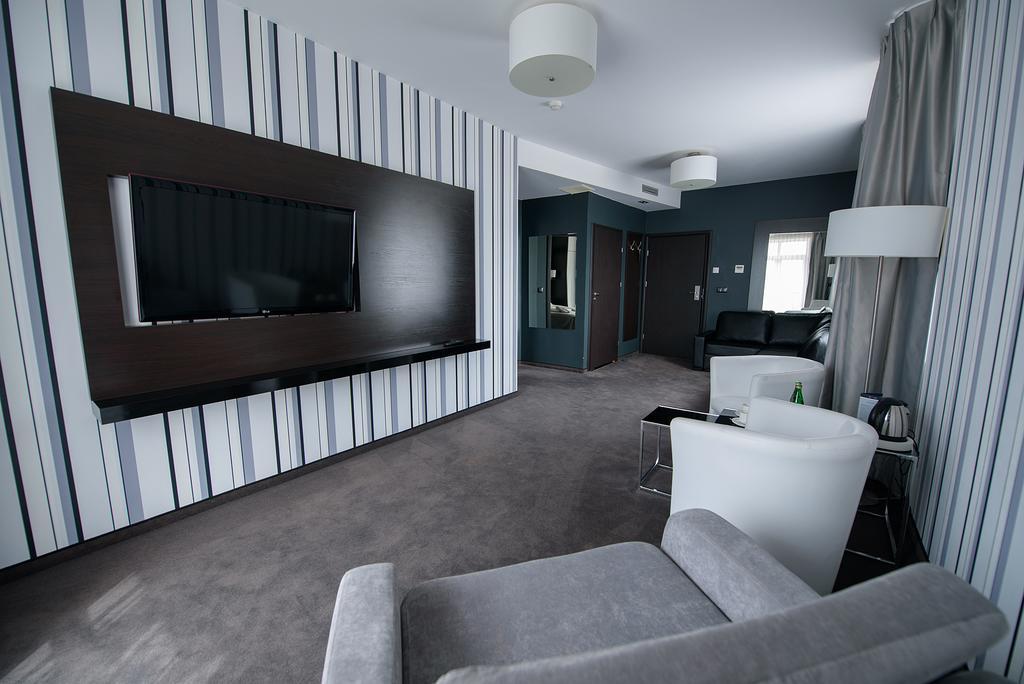 Hotel Grafit Kostomloty Pierwsze Eksteriør billede